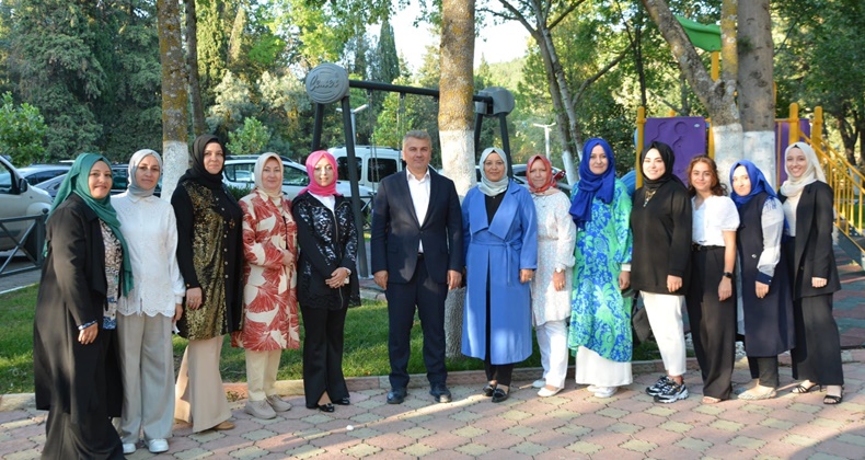 Mustafa Canbey Kadınlar Gününü Kutladı