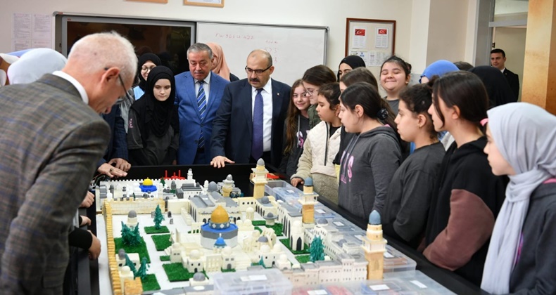 Öğretmen ve öğrencilerle bir araya geldi