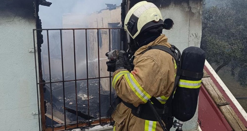 Erdek’te zeytinliğin içindeki evde yangın çıktı