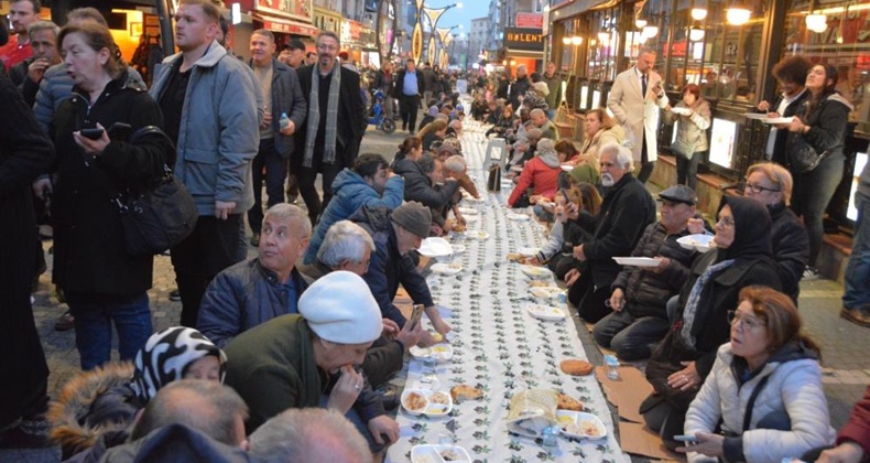 İftarlarını yeryüzü sofrasında açtılar
