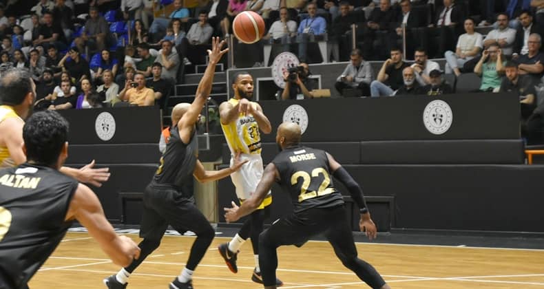 Balıkesir Büyükşehir Belediyespor Esenler Erokspor’u 67-66 yendi