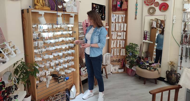 Burcu Soyer Yazın Parıltısıyla Müşterilerini Karşılıyor