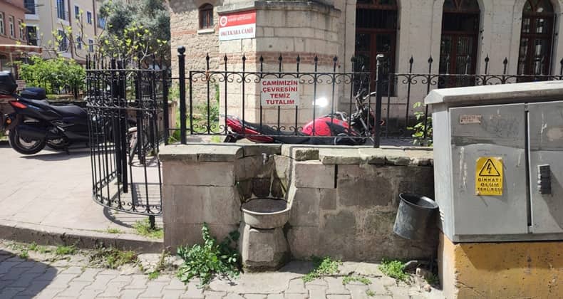 Okçukara Camii Duvarında Su Hayratı