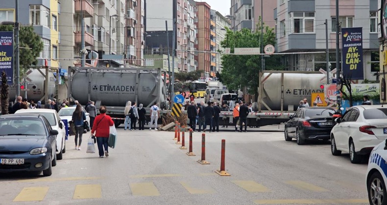 Bandırma’da yük treni trafik ulaşımını engelledi