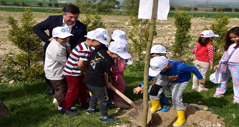 Minikler kampüste fidan dikti