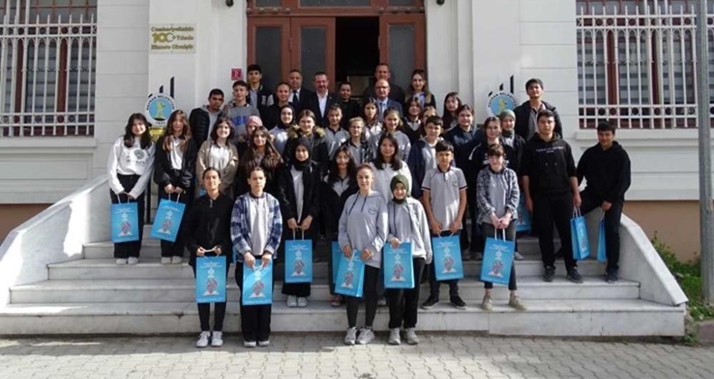 Millet kütüphanesinde gençlerle bir araya geldi