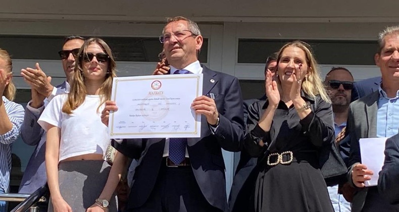 Ayvalık Belediye Başkanı Mesut Ergin mazbatasını aldı