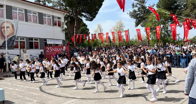 Sındırgı’da 23 Nisan törenlerle kutlandı