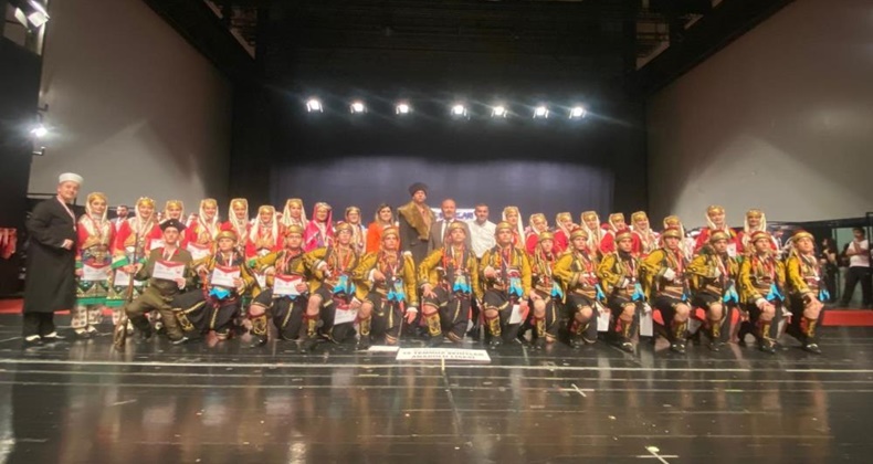 Balıkesir Halk oyunları ekibi bölge ikincisi oldu