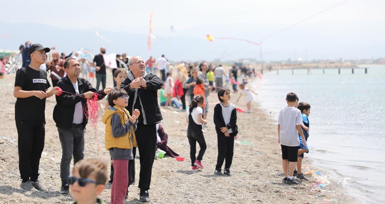 Edremit sahilleri uçurtma ile renklendi 