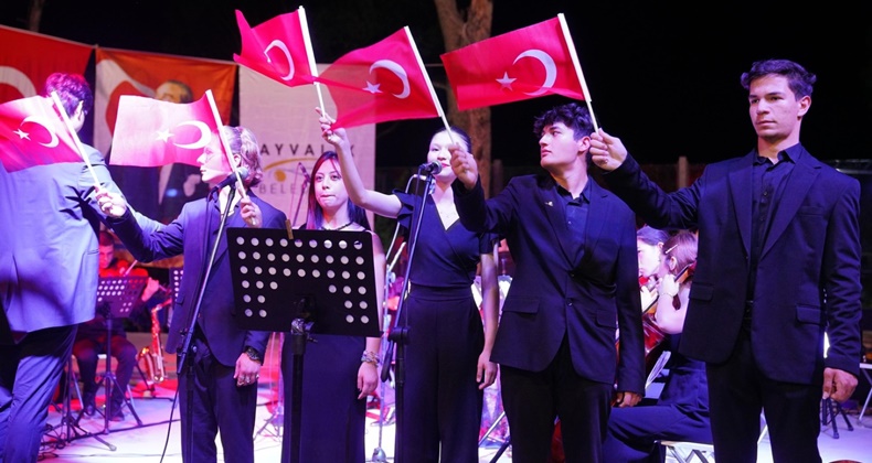 AYVALIK SEBAHAT-CİHAN ŞİŞMAN GÜZEL SANATLAR LİSESİ ÖĞRENCİLERİNDEN MUHTEŞEM YIL SONU KONSERİ (1)