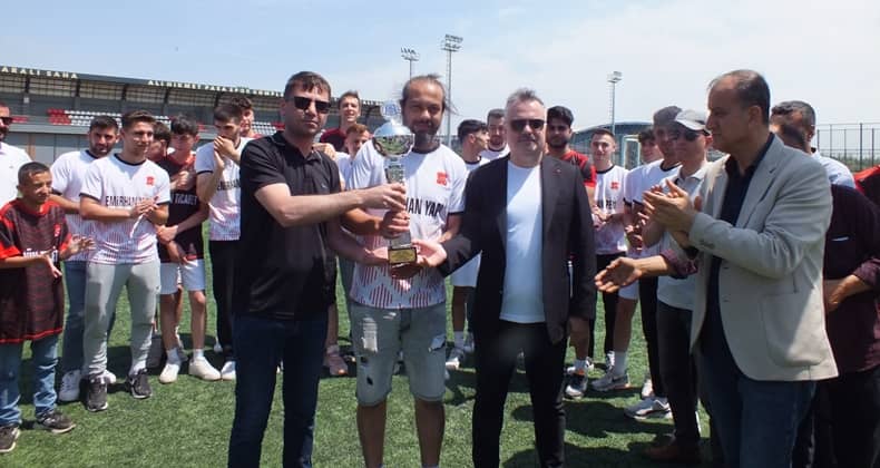 Bakacakspor şampiyonluk kupasını törenle aldı