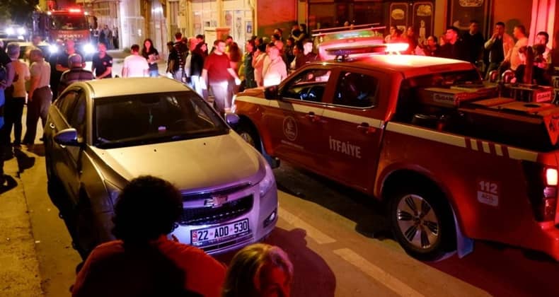 Evini Ateşe Verdi Mahalleli Sokağa Döküldü