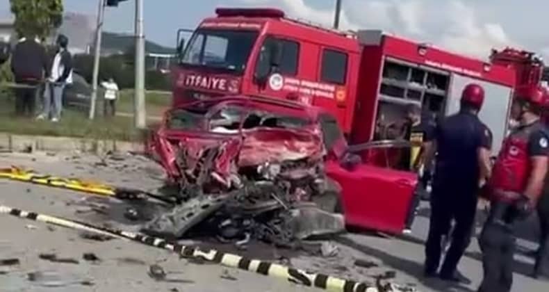 İki Kadını Hayattan Koparan Feci Kaza Kamerada