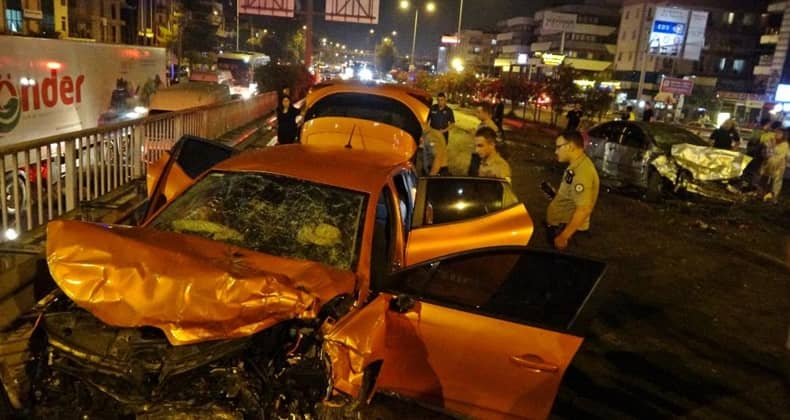 İki Otomobil Kafa Kafaya Çarpıştı Parçaları Birbirine Karıştı