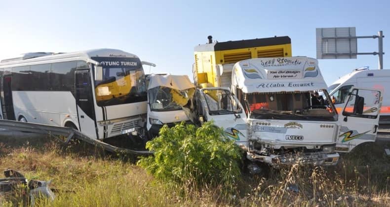 İşçi Servislerine Kamyonet Çarptı 18 Yaralı
