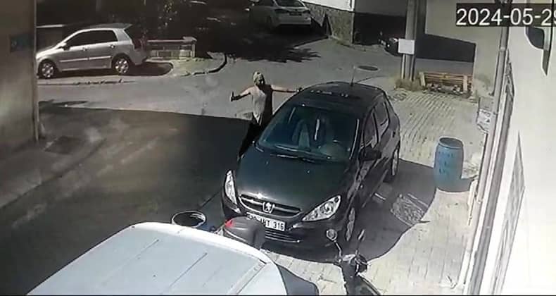 Önce Dayısının Evine Sonra Araçlar ve Yoldan Geçenlere Satırla Saldırdı