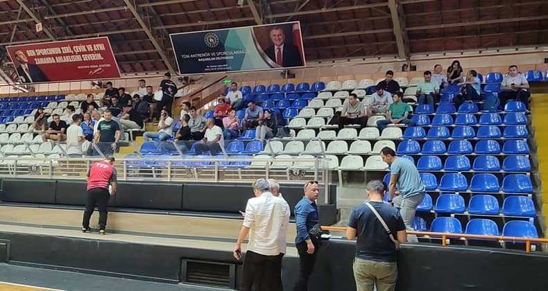 Yazılı teste Kurtdereli Spor Salonu'nda girdiler