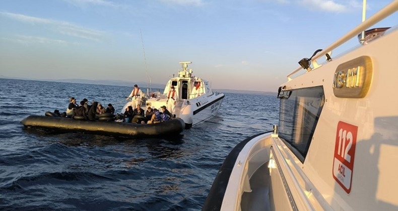 Ayvalık açıklarında 33 düzensiz göçmen yakalandı