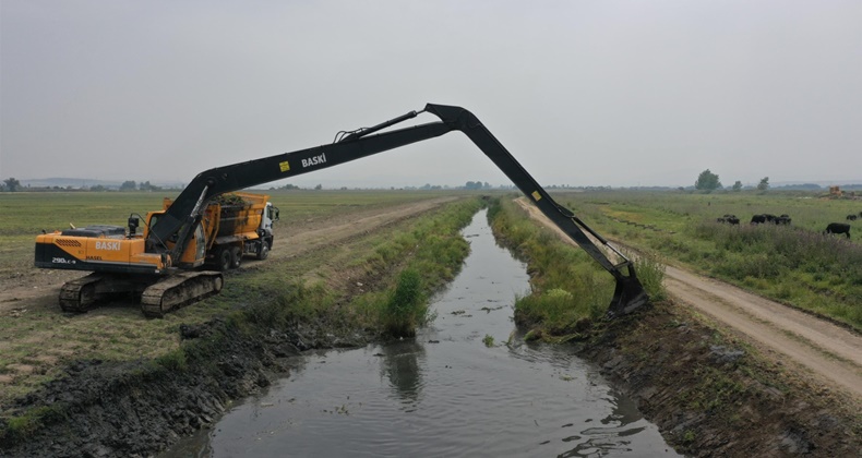 Büyükşehir, Yakupköy’ün içinden geçen kanalı temizliyor
