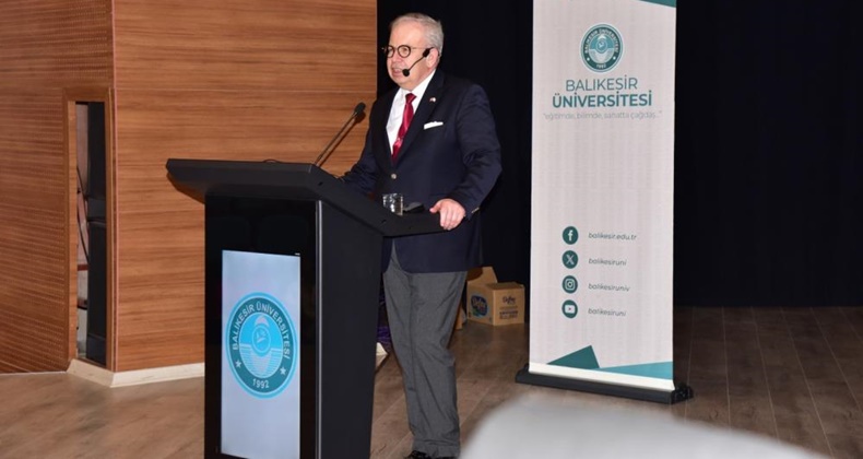 Cihat Yaycı Balıkesir Üniversitesinde ‘Mavi Vatan’ı anlattı