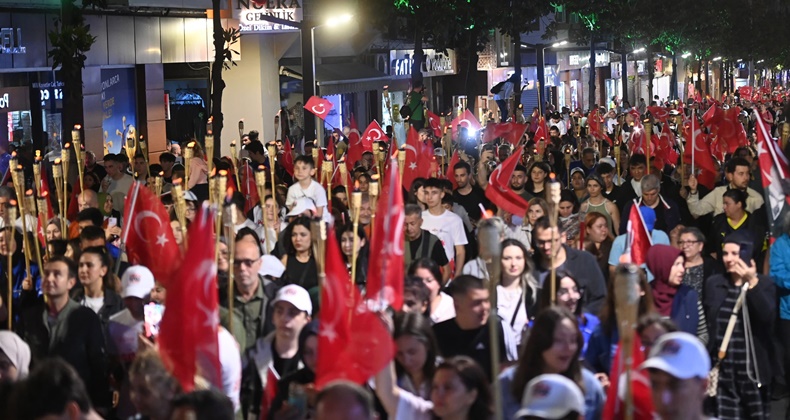 19 Mayıs Coşkusu Fener Alayıyla Kutlandı