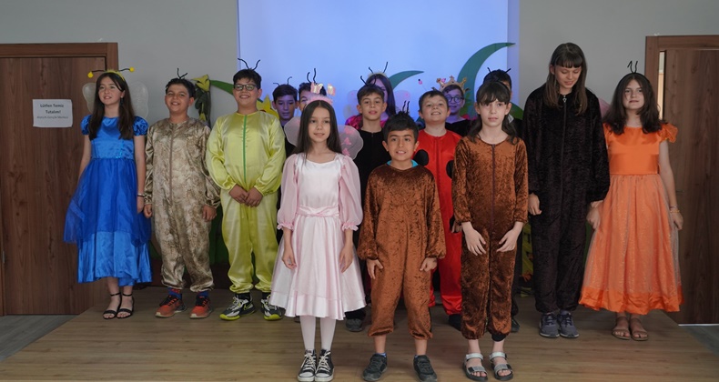 Edremit ‘AGM Yıl Sonu’ gösterisi yoğun ilgi gördü