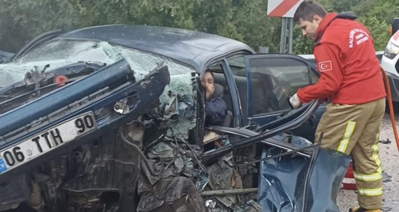 Tırın dorsesi otomobili biçti