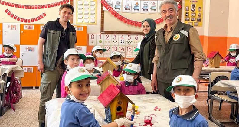 Minik öğrenciler kuş yuvalarını boyadı