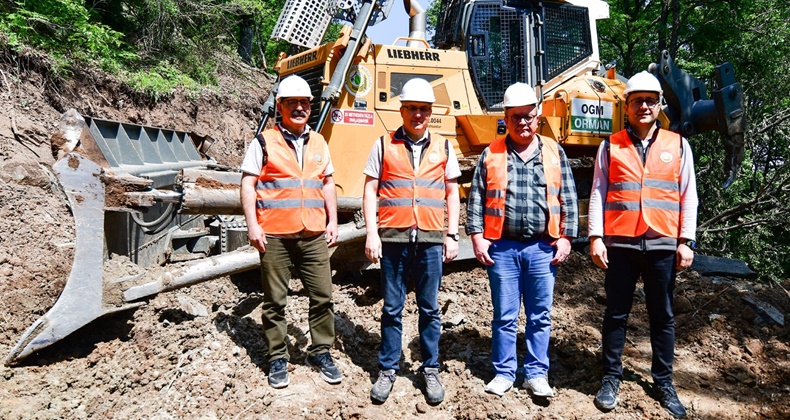 Yeni iş makinelerini inceledi