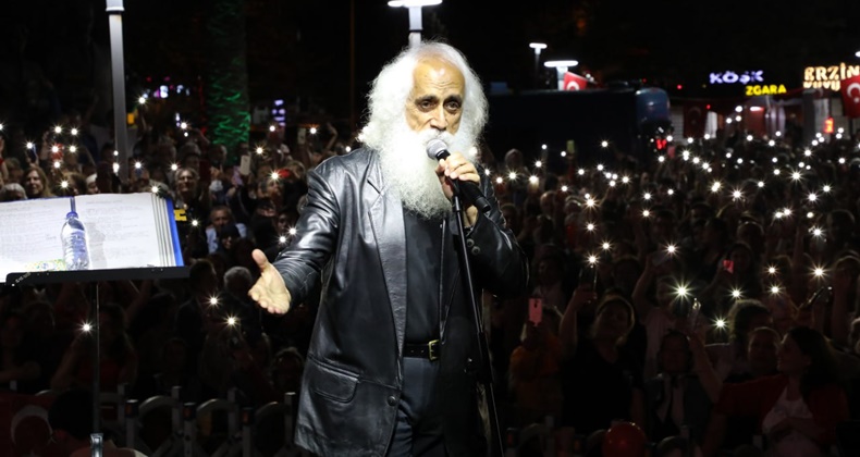 Edremit 19 Mayıs’ı Suavi konseriyle kutladı