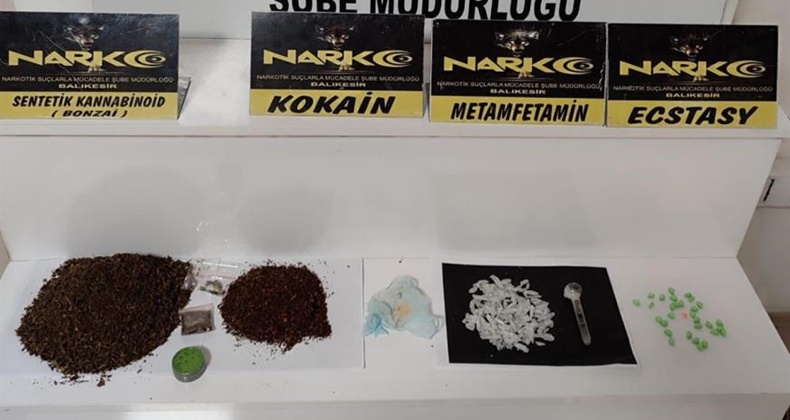 Durdurulan araç uyuşturucu deposu çıktı