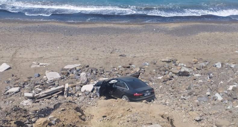 Arsuz’da Tekeri Patlayan Otomobil Uçuruma Yuvarlandı