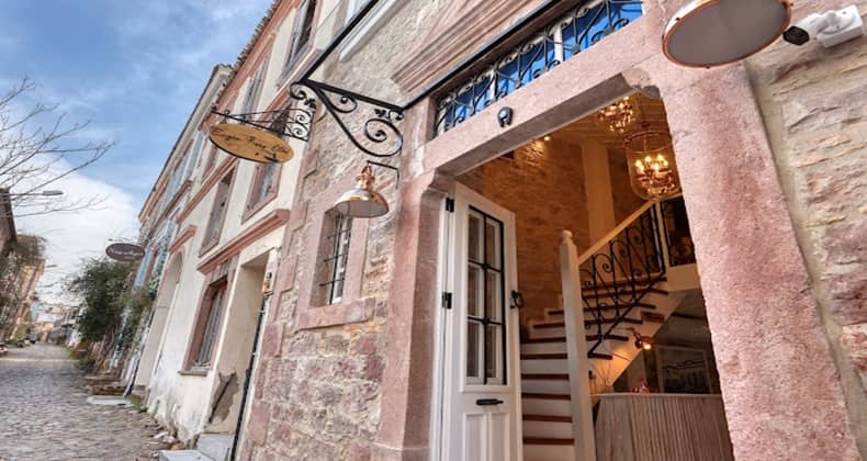 Ayvalık Mimarisini Özel Kılan Sarımsak Taşı