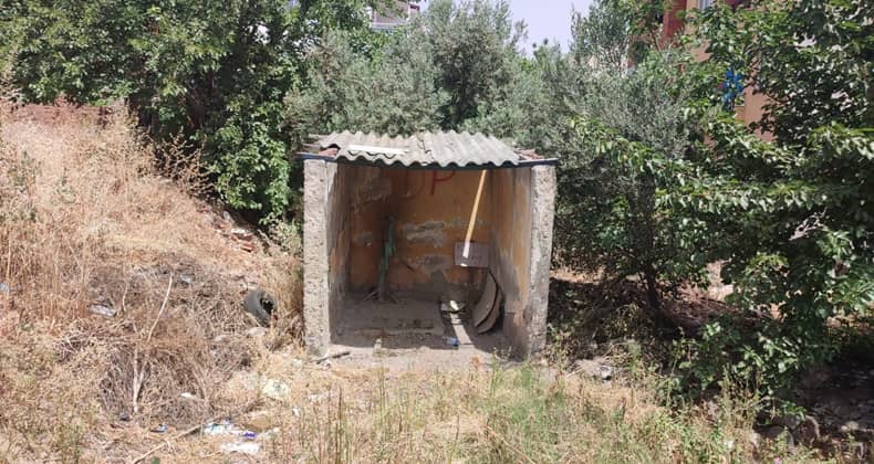 Cadde Kenarındaki Yapı Dikkat Çekiyor