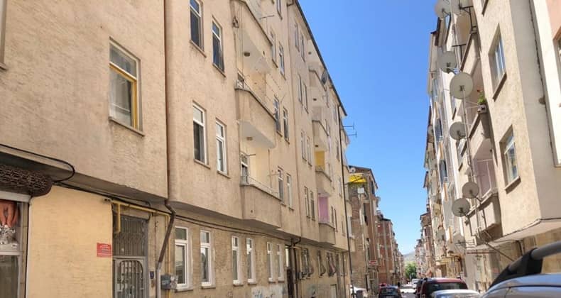 Elazığ’da 3’üncü Kattan Düşen Çocuk Yaralandı