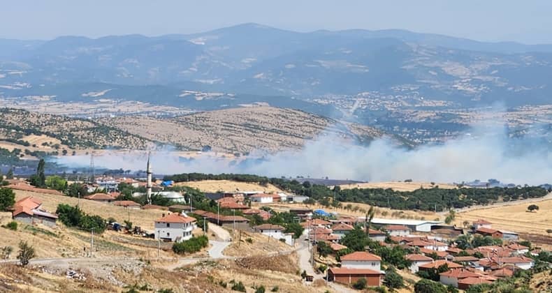 Eşeler Mahallesi’ndeki yangın kontrol altına alınmaya çalışılıyor