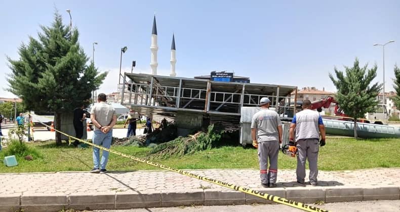 Fırtınanın Devirdiği Reklam Panosunun Altında Kalan Genç Kız Hayatını Kaybetti