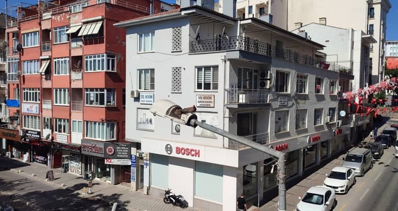 Güvercinler Sokak Lambasında Buluşuyor