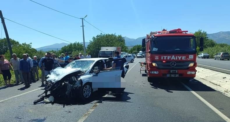 İki Otomobilin Kafa Kafaya Çarpıştığı Kazada 1 Kişi Öldü 5 Kişi Yaralandı