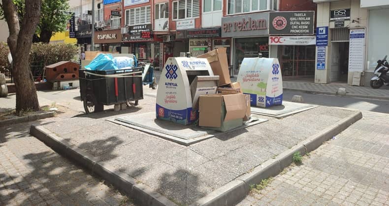 Karton Atıklar Çöp Tenekelerinin Yanında