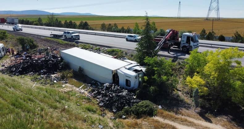 Meyve Yüklü Tırın Devrildiği Trafik Kazasında 2 Kişi Yaralandı