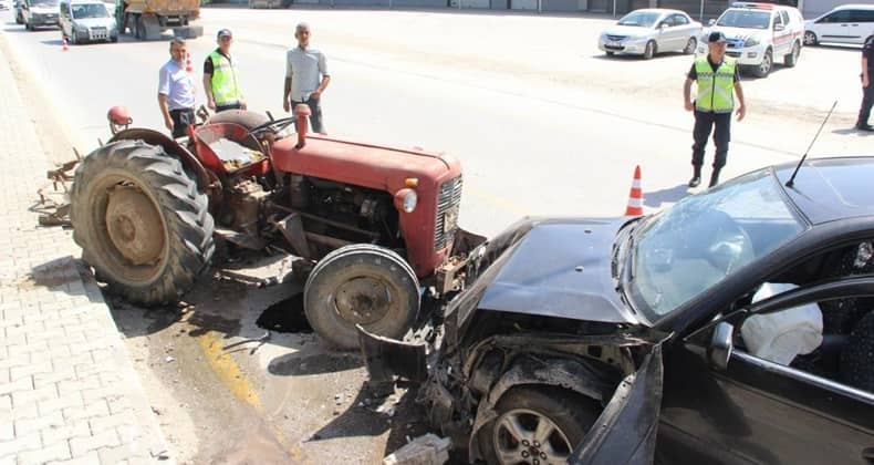 Otomobil İle Traktör Kafa Kafaya Çarpıştı 1 Yaralı