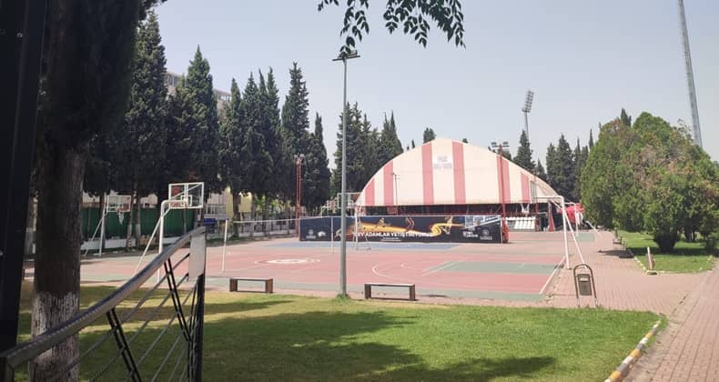 Sıcak Hava Basketbol Sahasını Boşalttı