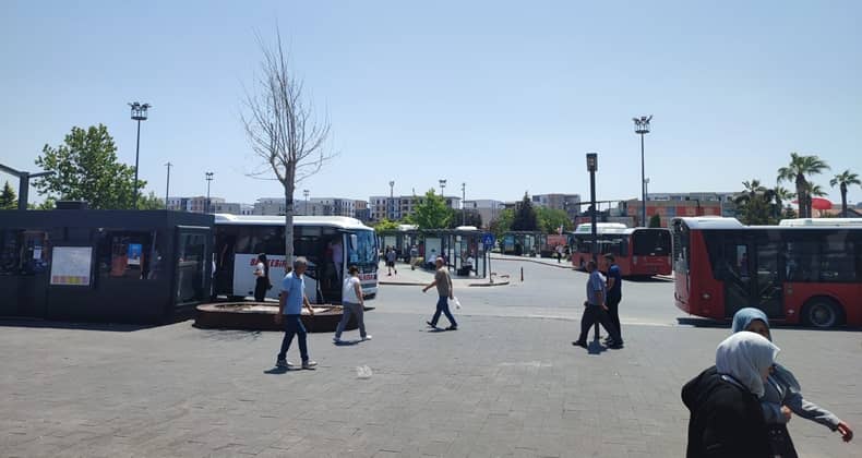 Toplu Taşıma Merkezi Öğle Saatlerinde Sakin