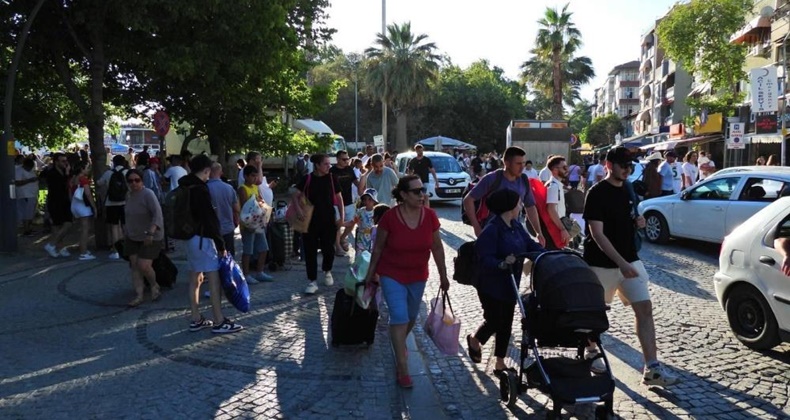 Adalardan dönen tatilciler trafiğe neden oldu