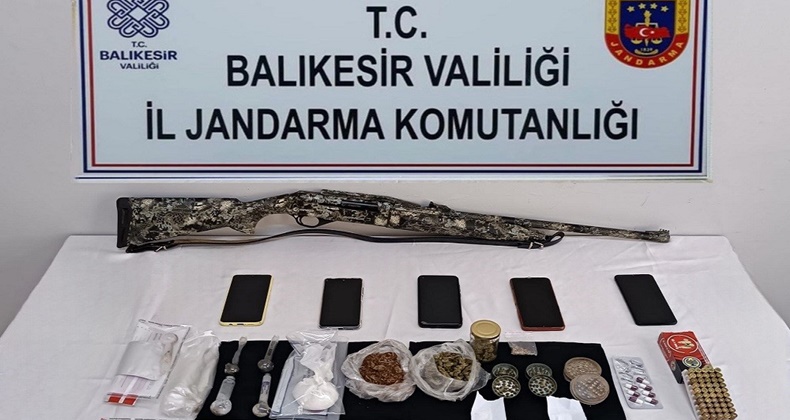 EDREMİT'TE UYUŞTURUCU OPERASYONUNDA 4 TUTUKLAMA