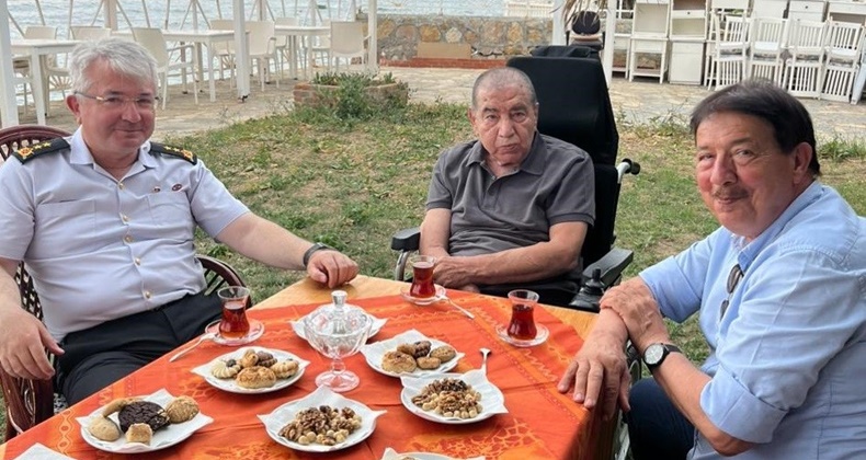 AYVALIK'IN EFSANEVİ BAŞKANI AHMET TÜFEKÇİ'YE İL JANDARMA KOMUTANI ALKAN'DAN ANLAMLI ZİYARET