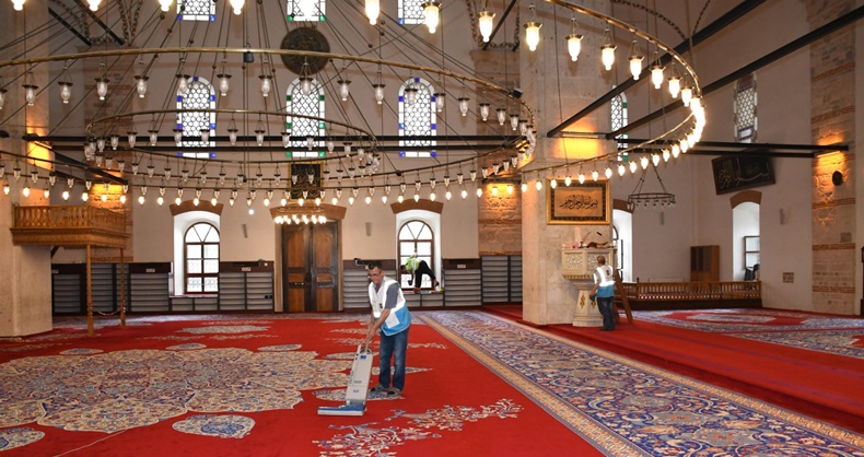 Büyükşehir, Kurban Bayramı öncesinde ibadethaneleri temizliyor