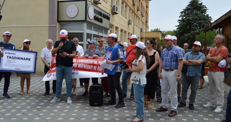 Milli Eğitim Müfredatını Protesto Ettiler